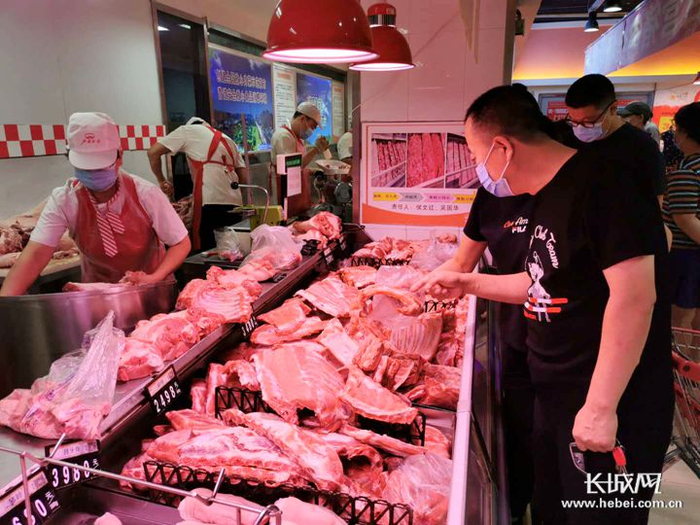 市民在北国超市益友店采购。长城网记者 胡晓梅 摄