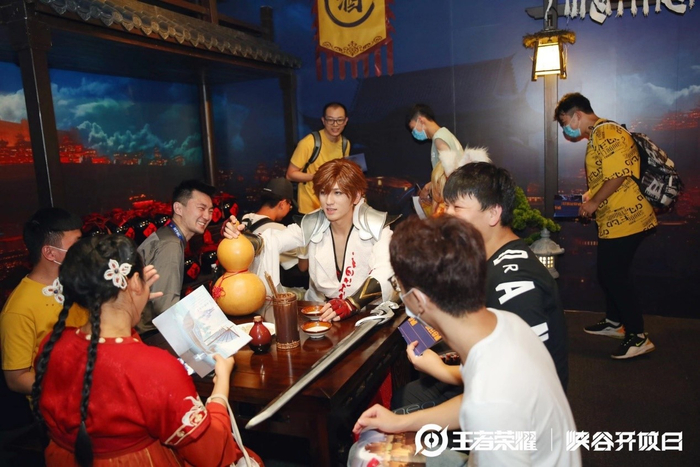 王者荣耀展馆内部-观众与NPC沉浸互动