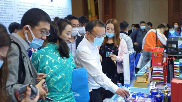 ▲11月27日上午，在广州召开的2020西藏自治区高新数字、绿色工业招商引资暨西藏好水推介会上，西藏自治区经济和信息化厅厅长王方红（中）参观线下西藏好水、林芝优品展台。 （杨帆 摄）