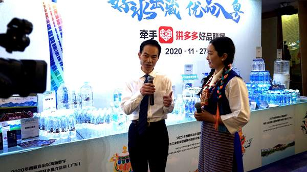 ▲11月27日，在“雪域优品 醉美林芝”活动中，西藏自治区林芝市副市长徐龙海现场直播推介林芝优品。（杨帆 摄）
