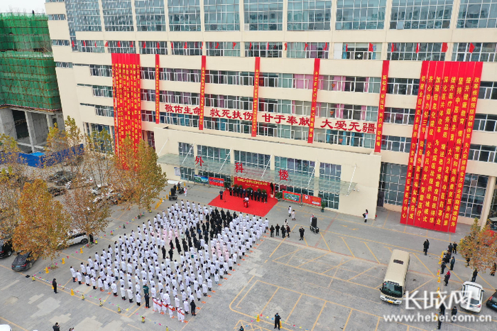 衡水市第八人民医院揭牌仪式暨创建三级甲等医院誓师大会活动现场。郄晓强 摄