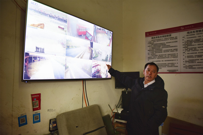 　　胡玉刚向大家演示如何通过景区监控实现观光车的调度（央视网记者 王静远 摄）