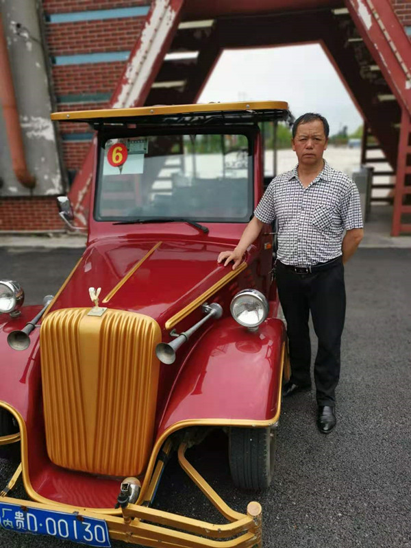 　　胡玉刚和他承包的观光车（受访者供图）
