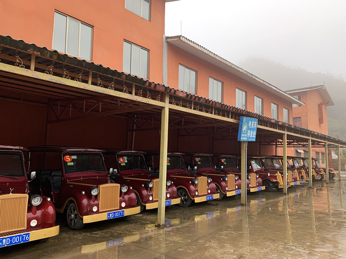 　　朱砂古镇景区观光车车库（央视网记者 王静远 摄）
