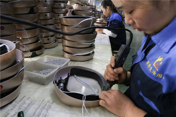 ↑华萍生活用品公司员工正在加工智能垃圾桶。（华萍公司供图）