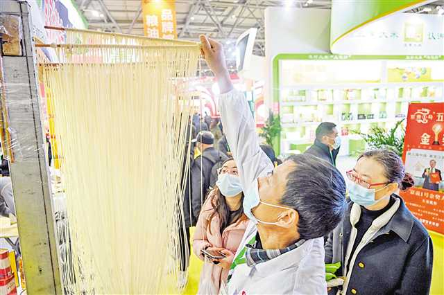 图3：现场制作的“面中之魁”潢川空心贡面销量不小。记者 万难 摄/视觉重庆