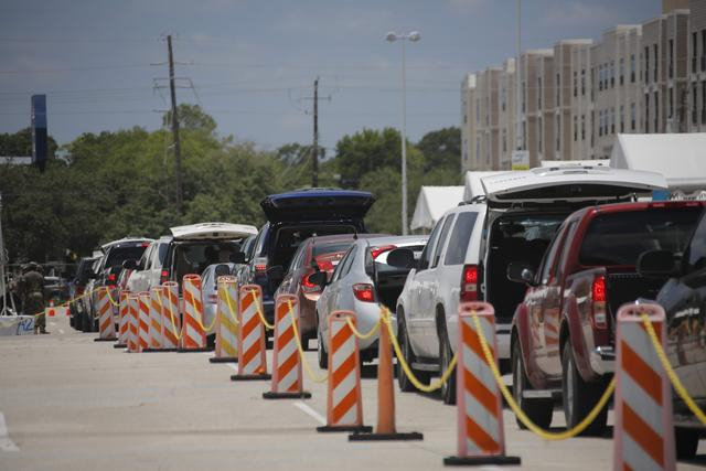 △休斯敦民众开车排队领取免费食物（图片来源：新华社）