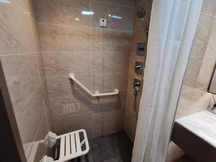 图：卫生间，红色线链接安全铃（投中网实拍图）