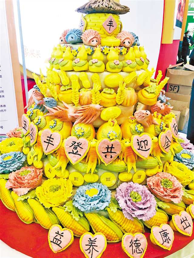 图2：山东商家展出的巨型花饽饽产品。记者 苏畅 摄/视觉重庆