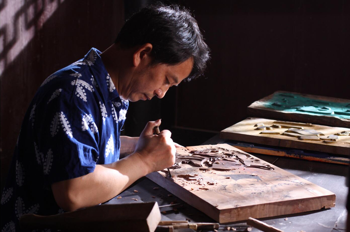 图：梁平木版年画制作程序-刻板