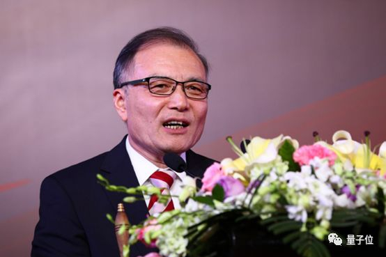  △&nbsp;CCF秘书长杜子德主持颁奖大会