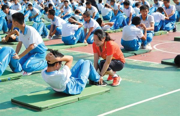 深圳市张槎中学的学生在进行中考体育项目训练（资料图片）