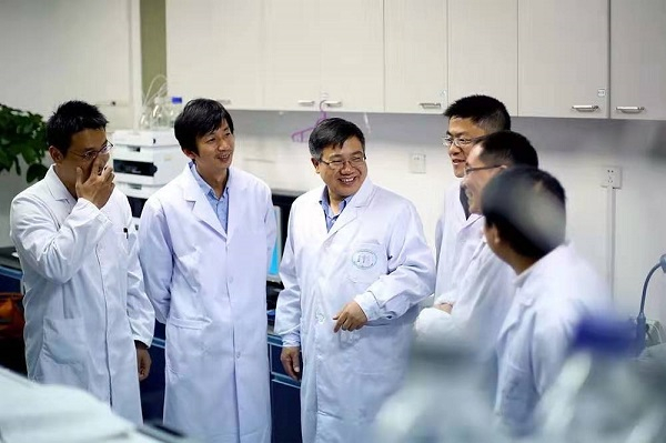 图说：李大力教授（左二）和刘耀明教授（左三）团队 来源/采访对象供图