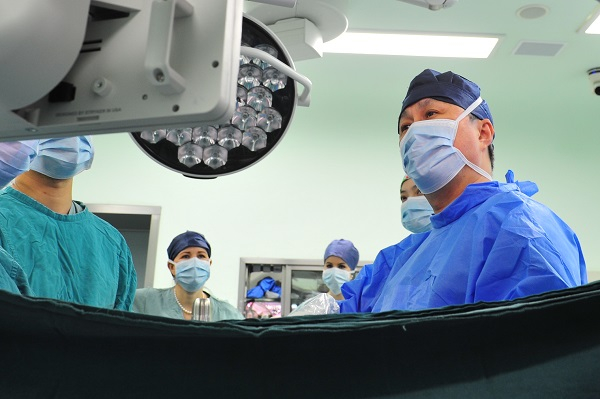图说：图为陈海泉教授在手术中 来源/采访对象供图