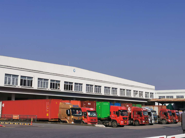 安吉一家具厂厂区内停了一排集装箱运输车等待拉货&nbsp;每经记者叶晓丹摄