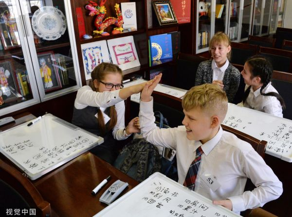 　　当地时间2017年2月8日，俄罗斯海参崴，俄罗斯远东国立大学孔子学院举行汉字听写比赛决赛。（视觉中国）