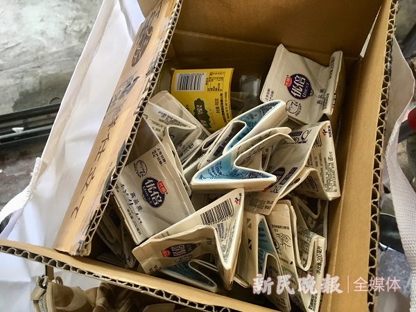 图说：牛奶盒等可回收物“死而复生” 新民晚报记者 金旻矣 摄（下同）