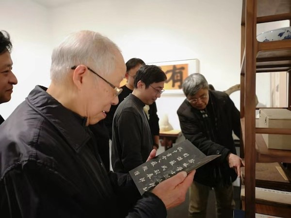 展览现场，碑帖专家水赉佑观看与苏轼相关的展品