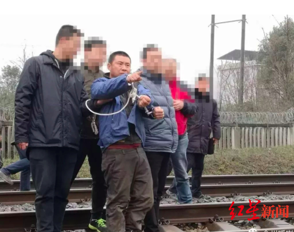 ▲汤利子指认犯罪现场。受访人供图