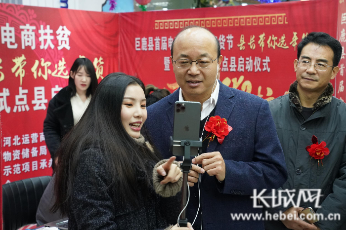 图为巨鹿县副县长付玉林在主播的直播间推介巨鹿农特产品。 杨海英 摄