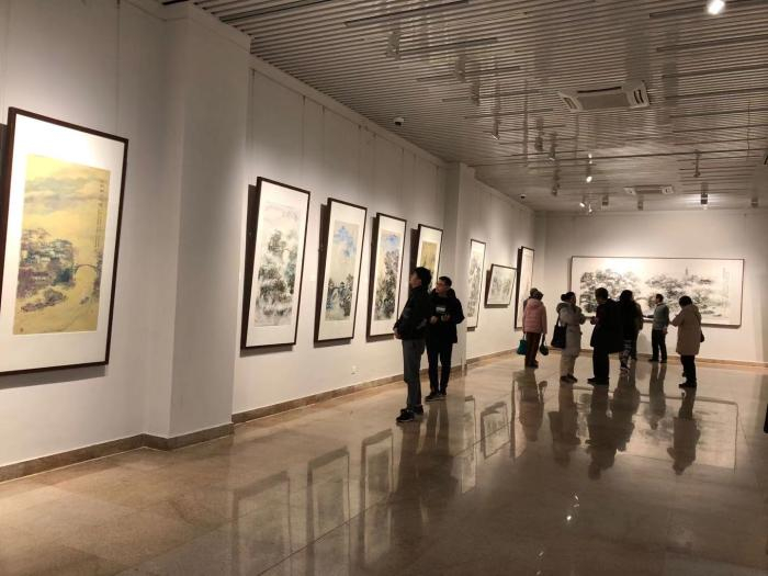 众人参观本次展览。主办方供图