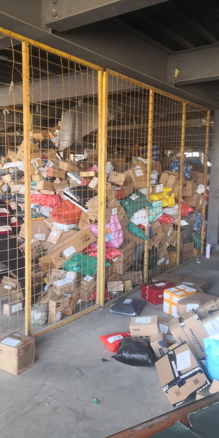 网点内堆积的包裹（图片由受访者提供）