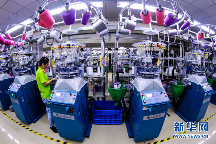 在湖北省十堰市郧阳区杨溪铺镇青龙泉社区棉伙棉伴智能袜业扶贫车间，工人在智能袜机生产线上作业。新华网发 曹忠宏 摄