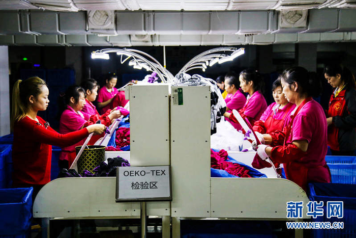 工人在袜业扶贫车间袜子检验区作业。新华网发 曹忠宏 摄