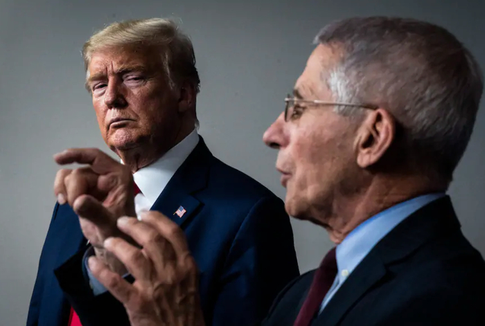 △疫情初期，特朗普和福奇一起出席疫情发布会 图片来源：《华盛顿邮报》