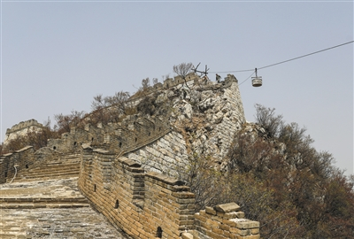 箭扣长城修缮，物资通过简易运输线运送。