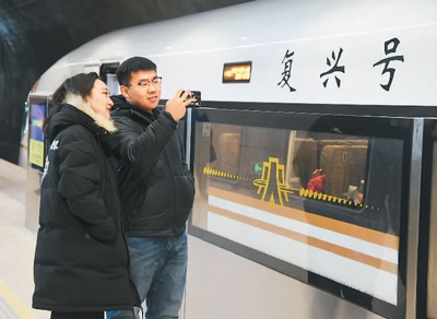 2019年12月30日，旅客在八达岭长城站拍照留念。 　　任 超摄（新华社发）
