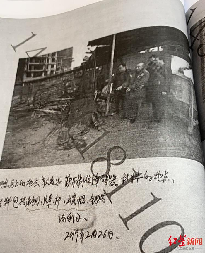 ▲汤利子指认“脱轨器”的制作地点。受访人供图