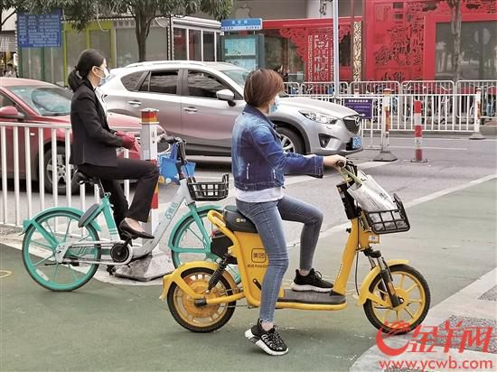 佛山市禅城区骑乘共享电动车的市民