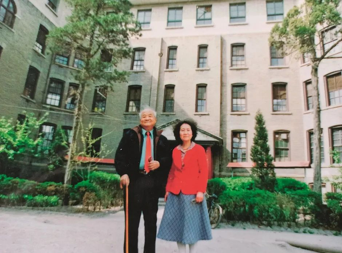  1980年代萧乾和文洁若在萧乾的母校北京崇实中学合影。