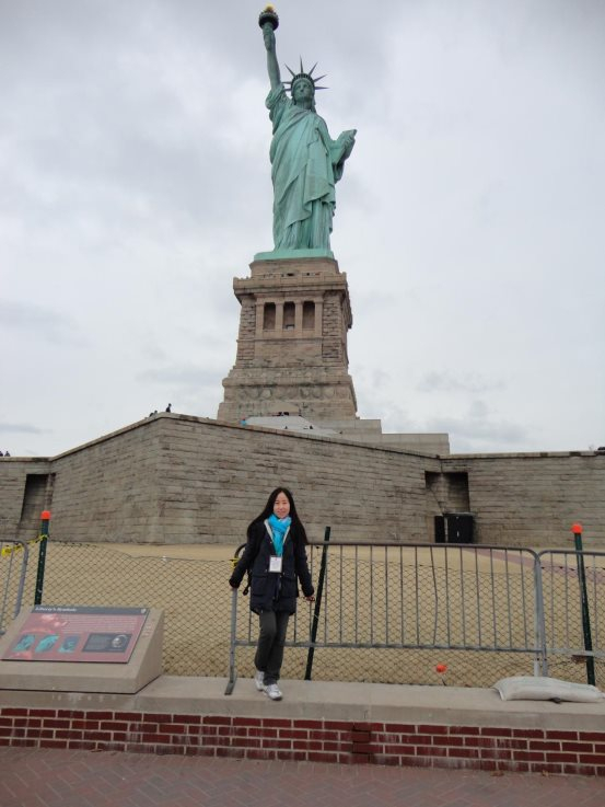 卓敏老师在美国留影