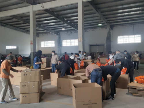 “彩虹活力包”现场打包