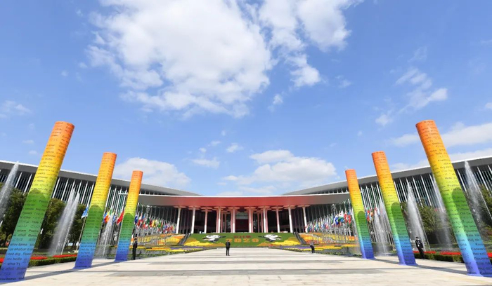 进博会展馆盛装迎全球宾客。经济日报记者高兴贵摄