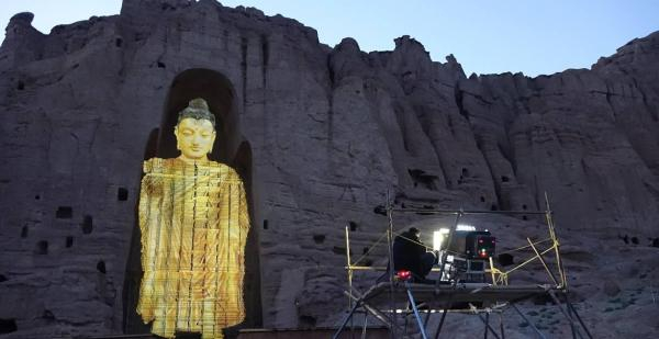  2015年，张昕宇和梁红夫妇及其旅行团队，利用建筑投影技术对大佛进行了光影还原。