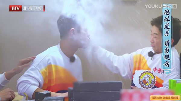 拍砖环节，把面粉吐向杨迪