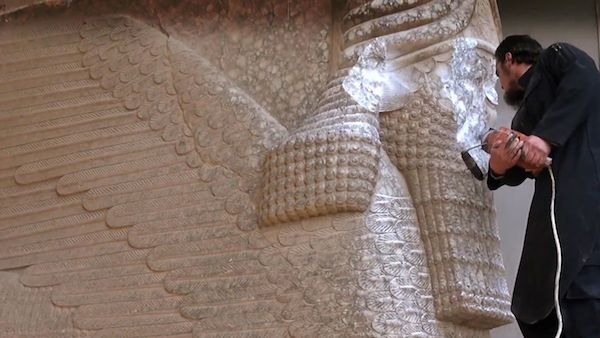  极端组织信徒正用电钻凿毁摩苏尔一处考古遗迹中的人首牛神像。