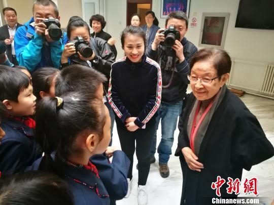 谷建芬在教孩子们唱《新学堂歌》。应妮 摄