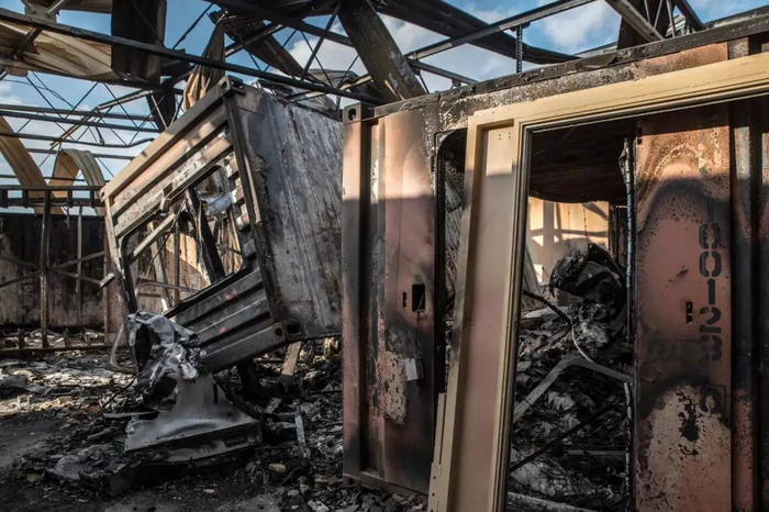 严重变形扭曲的简易房屋