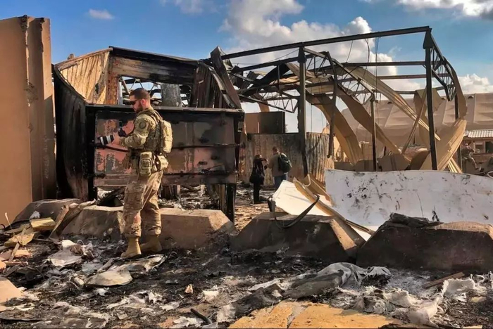 艾因-阿萨德空军基地遭袭后的景象