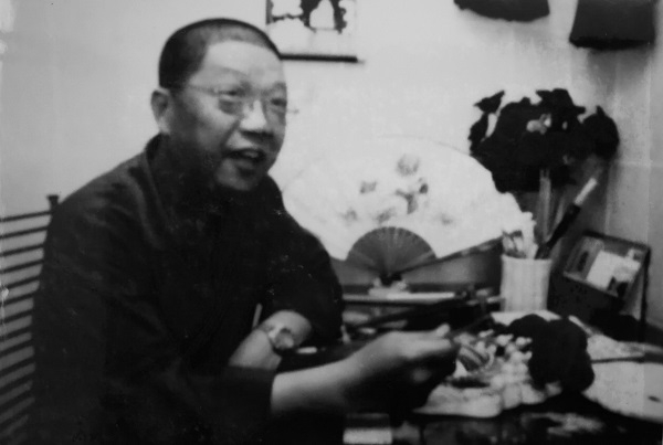 图说：李嘉华正在创作京剧脸谱 采访对象供图