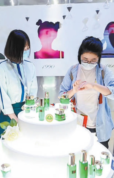 　消费者在百雀羚柜台挑选、试用产品。　　人民视觉