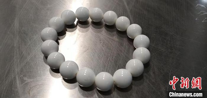 图为兰州海关查获的砗磲制品。兰州海关供图