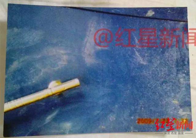 ▲案发后所拍下的闯入者留在张家大门上的脚印