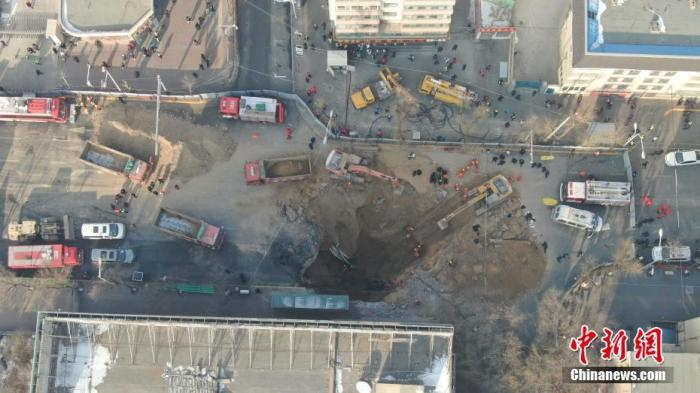 13日17时30分许，西宁市南大街路面发生坍塌事故。图为航拍事故救援现场。张坤 摄