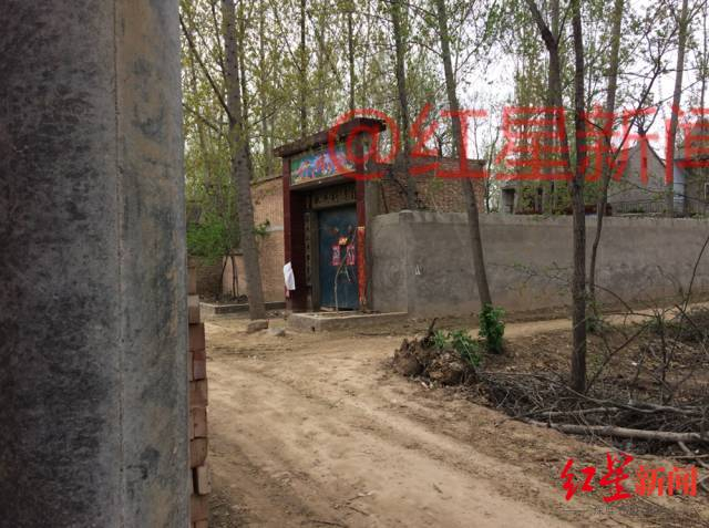 ▲多名目击者在此看到数人踩跺张家大门，有人翻墙进入