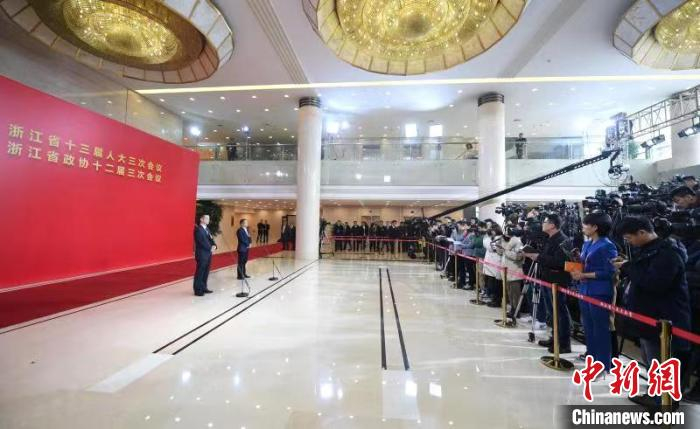 浙江省十三届人大三次会议“代表通道”。　郭其钰 摄